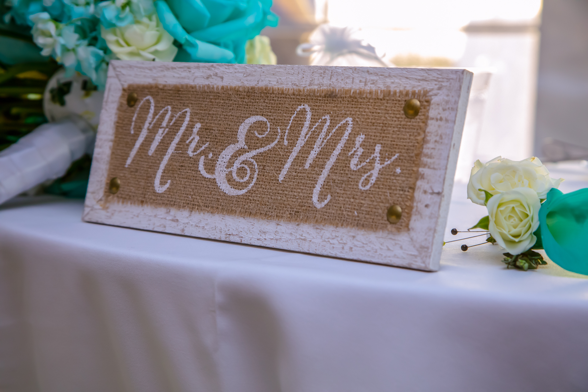 Mr and Mrs sign