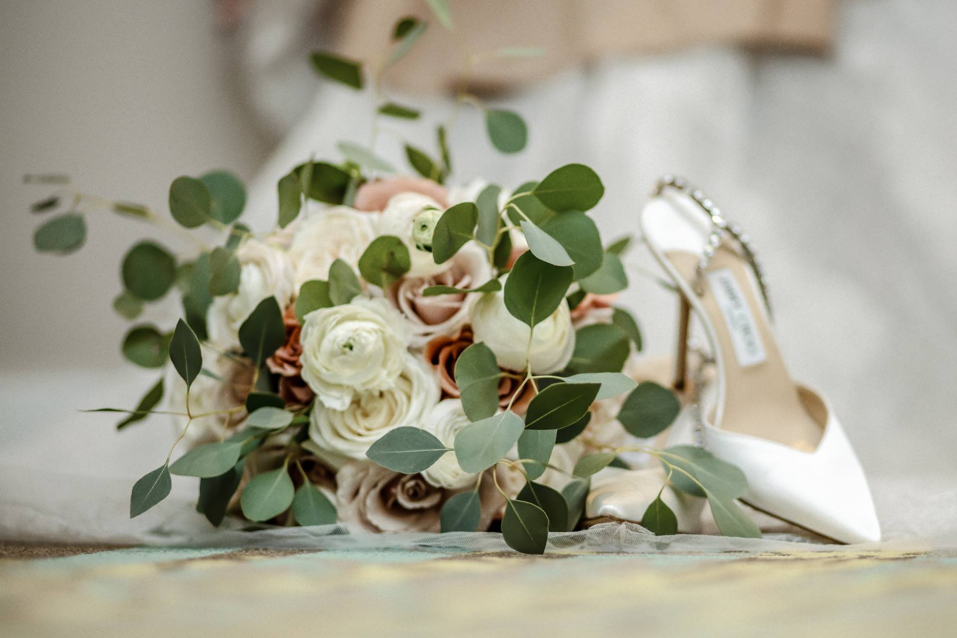 brides flowers with her shoes